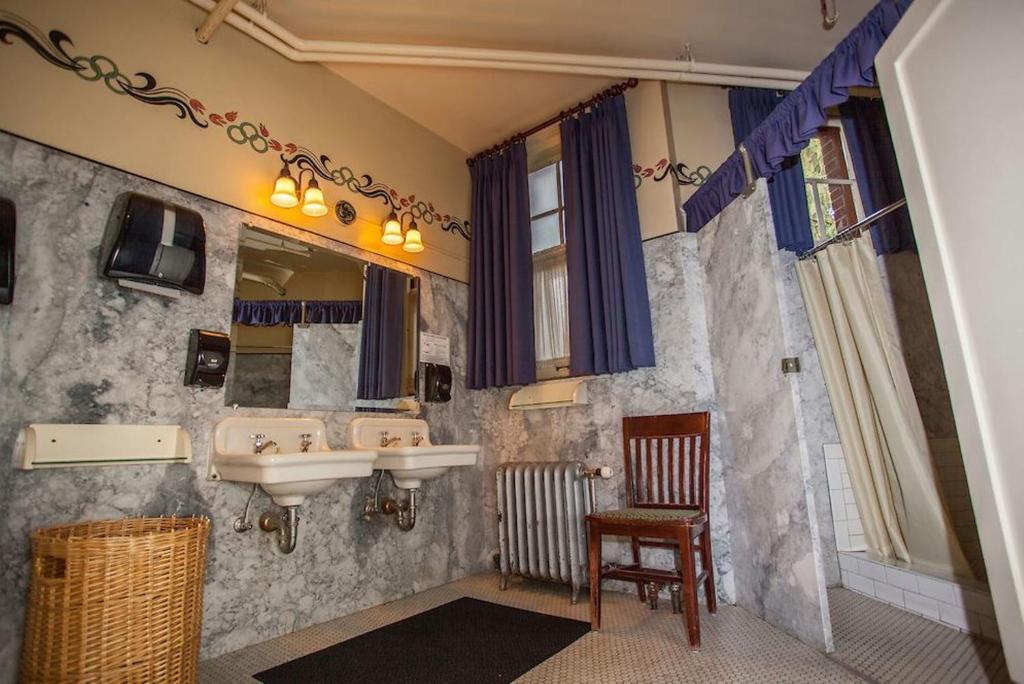 Fotografie z fotogalerie ubytování McMenamins Grand Lodge v destinaci Forest Grove