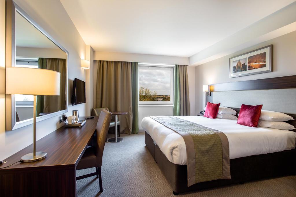 Heston Hyde Hotel - 