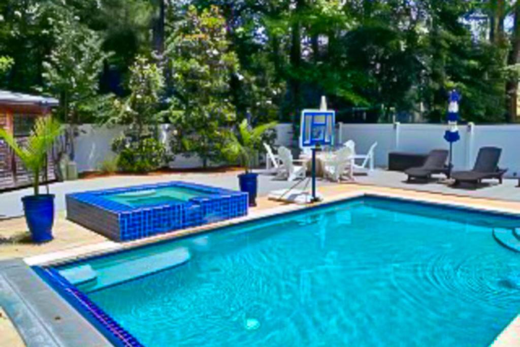 une grande piscine avec de l'eau bleue dans une cour dans l'établissement South Bethany - 119 Elizabeth Way, à South Bethany