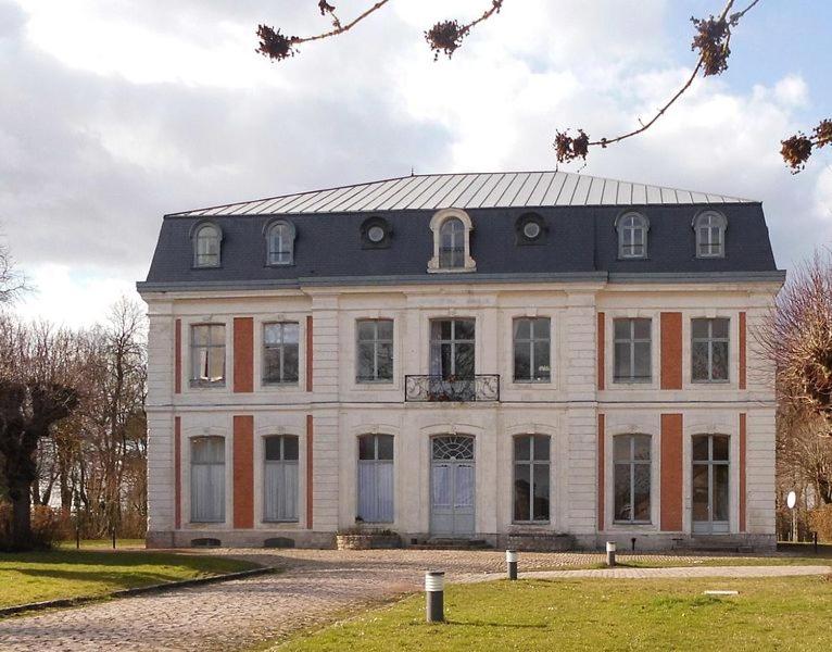 Appartement château de Lewarde في دويه: بيت ابيض كبير بسقف مقامر