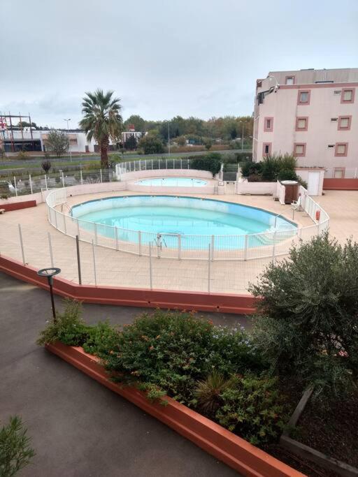 duży basen w środku budynku w obiekcie Superbe studio dans résidence avec piscine sans chambre mais couchage salle et lit superposé dans l'entrée w mieście Le Grau-du-Roi