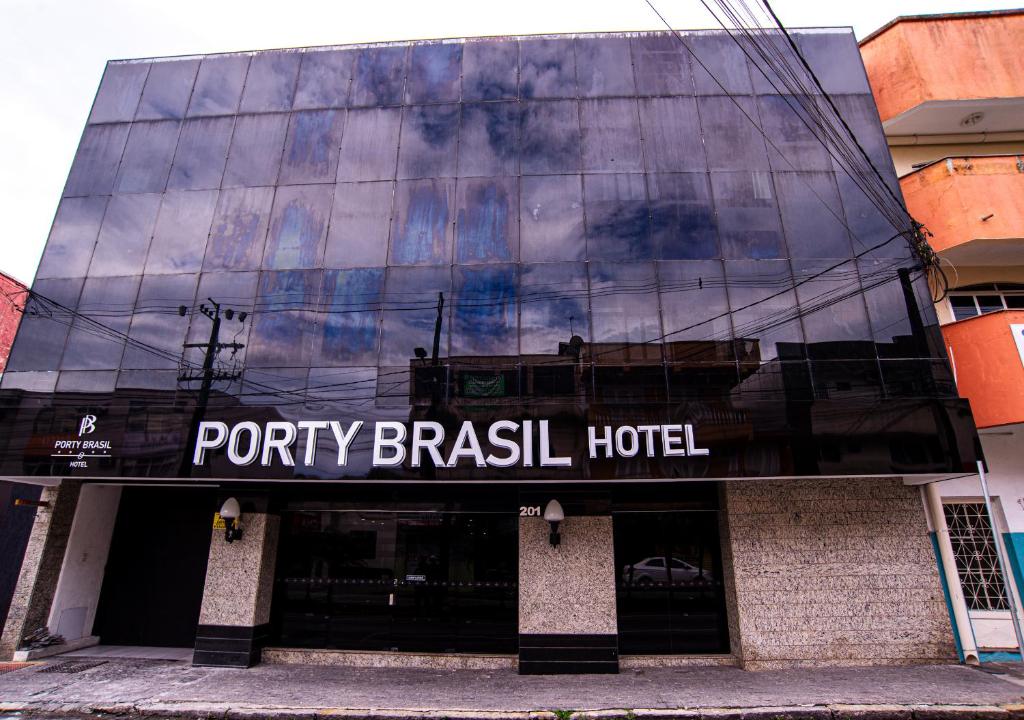 een gebouw met een bord met een potje borstel hotel bij Porty Brasil Hotel in Paranaguá