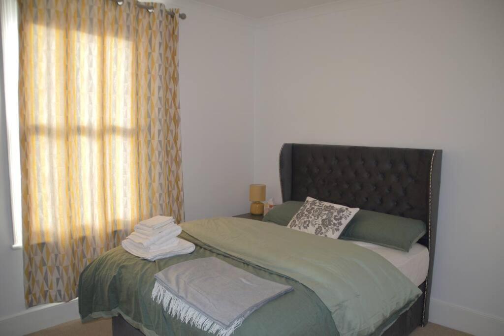 Postel nebo postele na pokoji v ubytování Gorgeous Two Bedroom Apartment