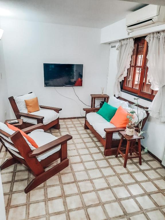 a living room with chairs and a couch at Departamento DERQUI en la mejor zona de NVA CBA in Cordoba
