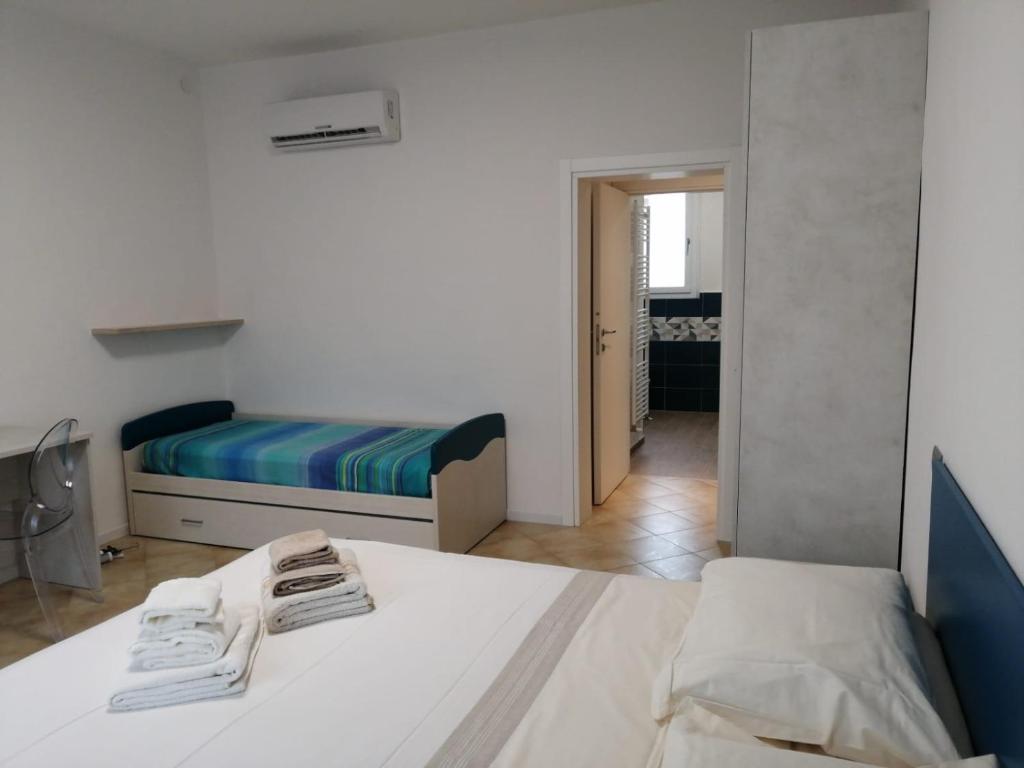biała sypialnia z łóżkiem i korytarzem w obiekcie MAWA w mieście Ferrara