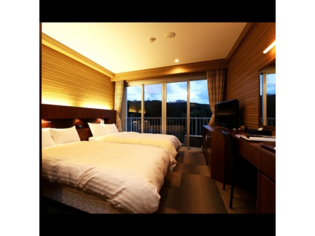 金山にあるIyashinoYado Akariya - Vacation STAY 74753vのベッド2台 ホテルルーム 窓付