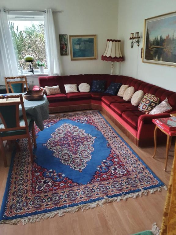 Posezení v ubytování Sjarmerende feriehus i Olden rett ved fjorden