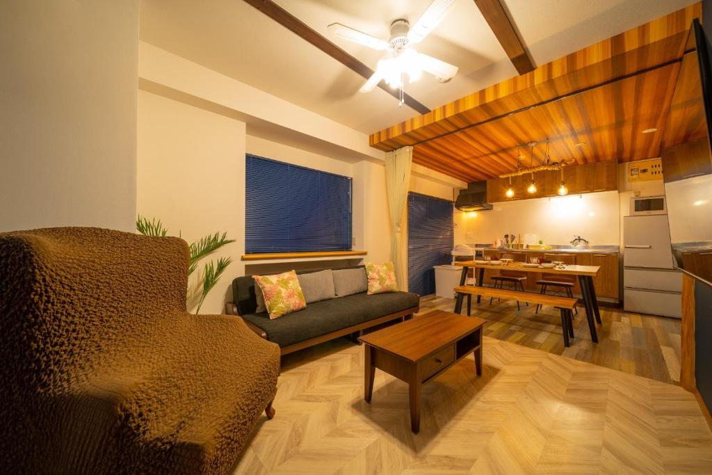 ein Wohnzimmer mit Sofa und Tisch in der Unterkunft Heritage 21 - Vacation STAY 14227 in Beppu