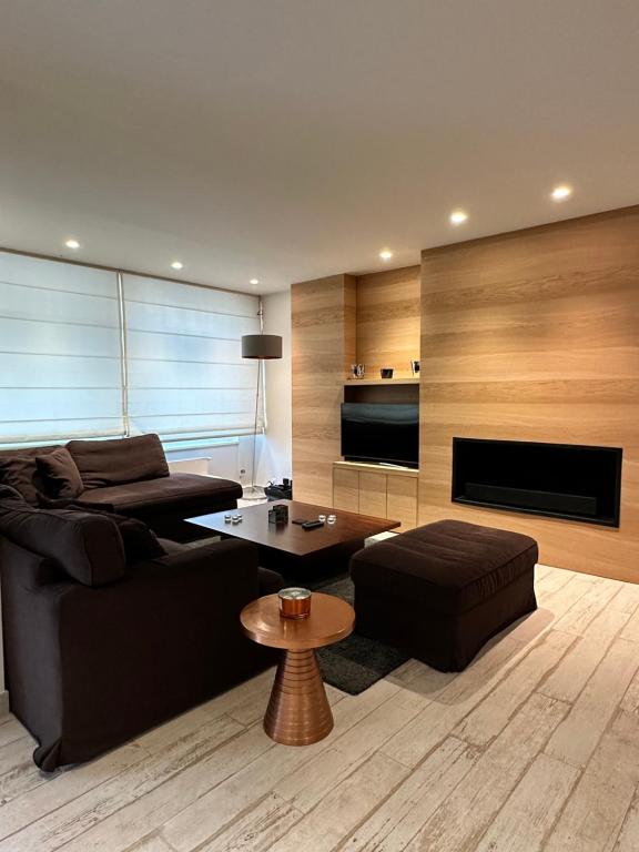 - un salon avec un canapé et une table dans l'établissement Luxurious and cosy loft - Knokke, à Knokke-Heist