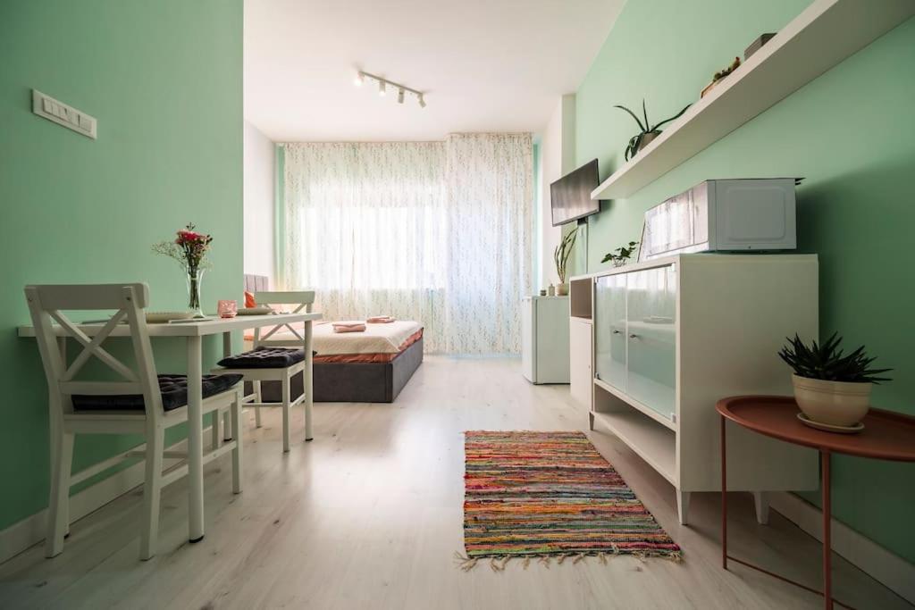 um quarto com uma secretária, uma cama e uma mesa em Студио Римски Стадион em Plovdiv