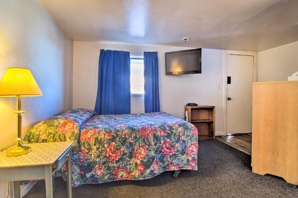 Habitación de hotel con cama y TV en Vacation Rental in Loveland 1 Mi to Downtown!, en Loveland
