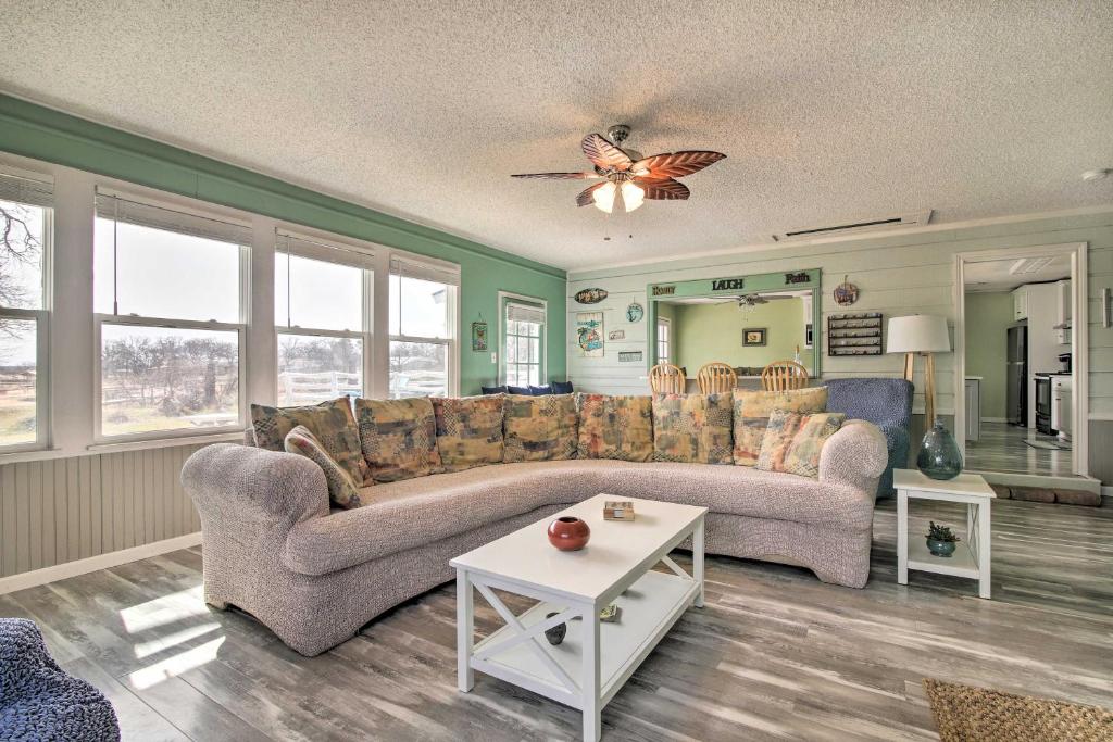 - un salon avec un canapé et une table dans l'établissement Pet-Friendly Buchanan Lakefront Vacation Rental!, à Tow