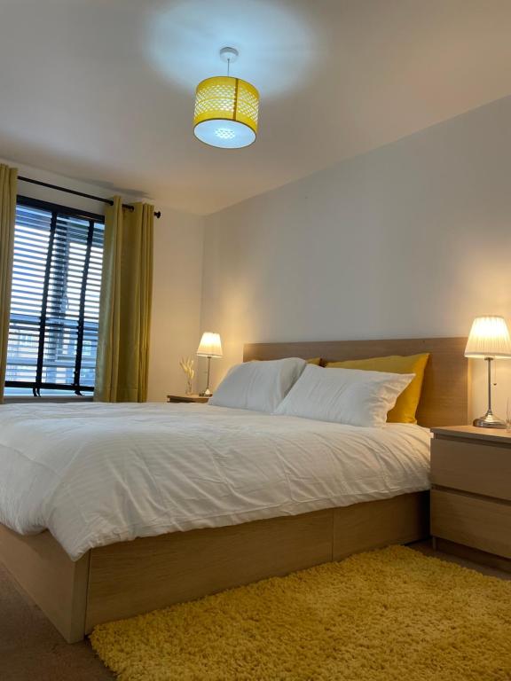 เตียงในห้องที่ Large Bed in a luxuriously furnished Guests-Only home, Own Bathroom, Free WiFi, West Thurrock