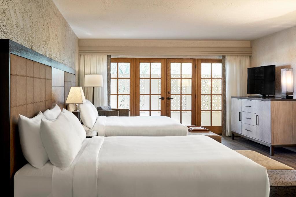 Postel nebo postele na pokoji v ubytování JW Marriott Scottsdale Camelback Inn Resort & Spa