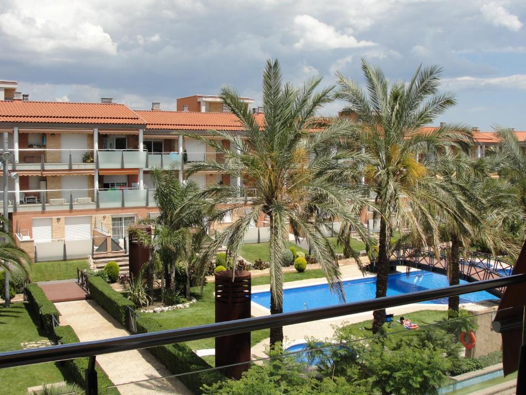 vistas a la piscina desde el balcón de un hotel en Acogedor apartamento con piscina en Vilafortuny, Cambrils en Cambrils