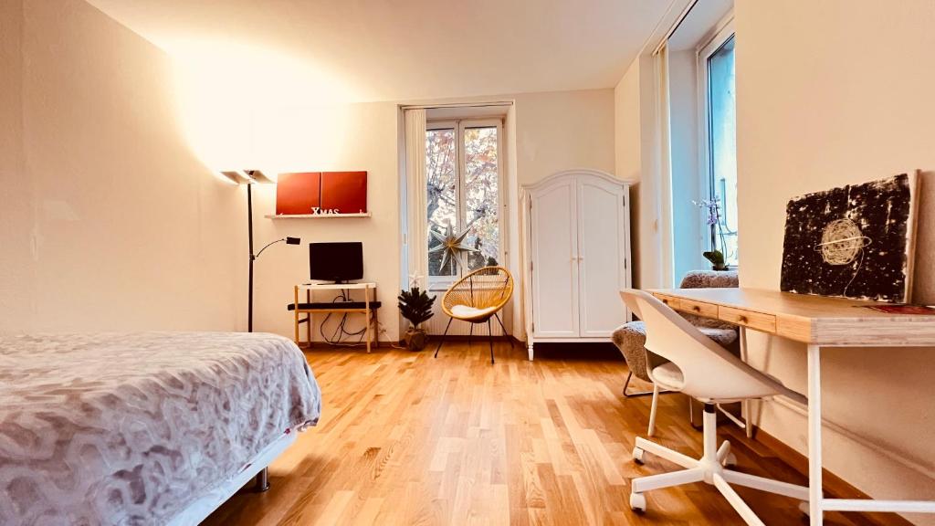 a bedroom with a bed and a desk at Eigenes Studio (Apartment) in Biel