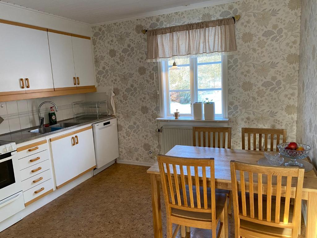 Kuchyň nebo kuchyňský kout v ubytování Naturnära hus utanför Reftele närhet till Isaberg och High Chaparral