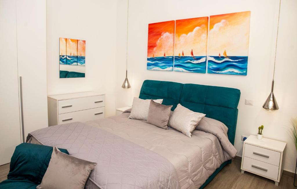 ポルト・チェザーレオにあるcasa vacanze Nocchieroのベッドルーム1室(ベッド1台付)が備わります。壁には絵画2点が飾られています。