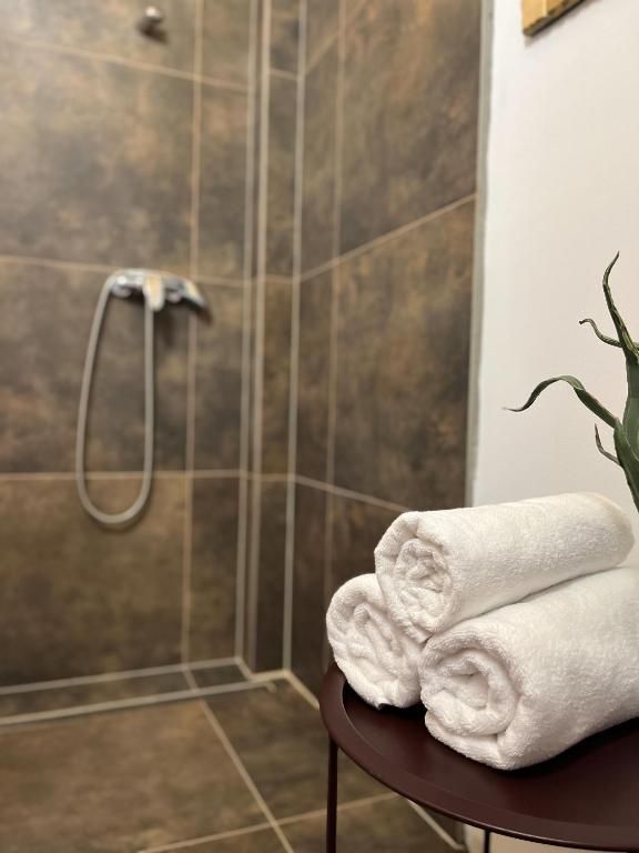 Medveď, Vlk, Líška Zrubová rozprávka nad rybníkom - Chalet De Una Habitación