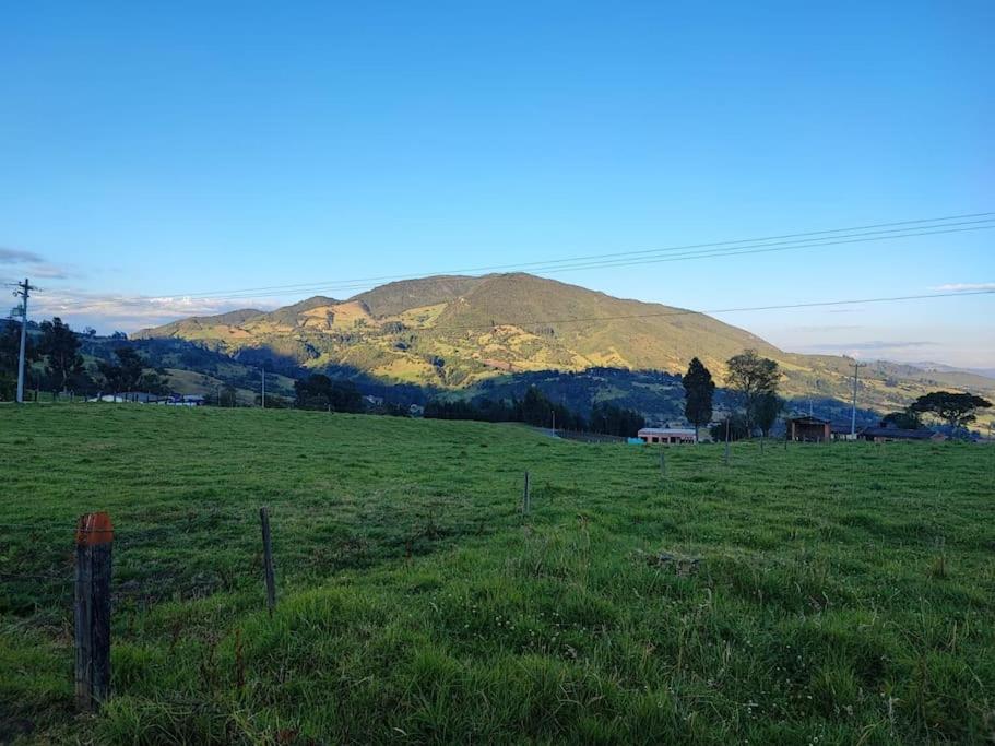 Casa campo vista a las montañas