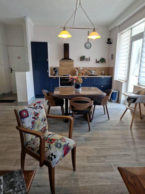 ein Wohnzimmer mit einem Tisch und Stühlen in der Unterkunft Lou Gardian in Arles