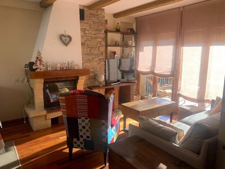 ein Wohnzimmer mit einem Sofa und einem Kamin in der Unterkunft La Cabanyeta de Llanars in Llanars