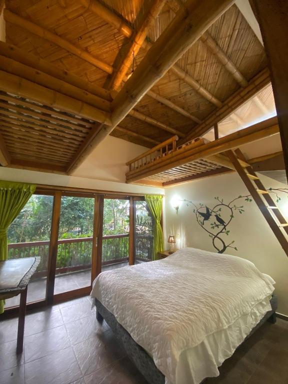 Postel nebo postele na pokoji v ubytování ITCHIMBIA GARDEN AYAMPE Montaña y Mar