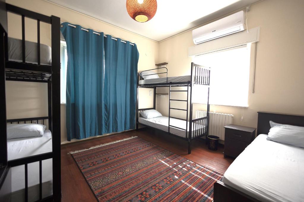 Postel nebo postele na pokoji v ubytování Ramallah Hostel