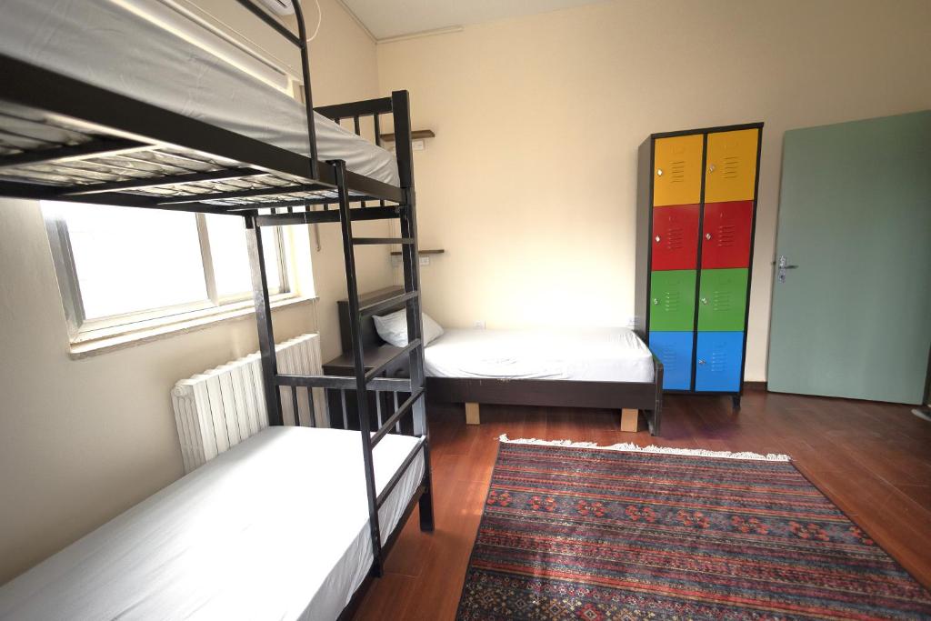 Postel nebo postele na pokoji v ubytování Ramallah Hostel