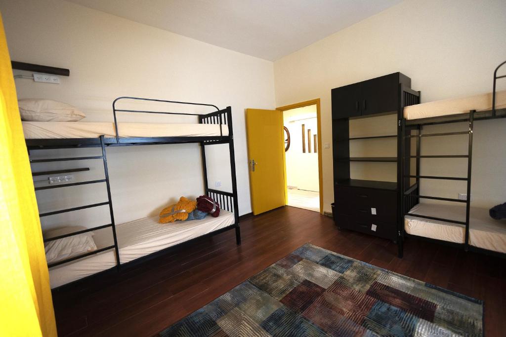 Palanda nebo palandy na pokoji v ubytování Ramallah Hostel