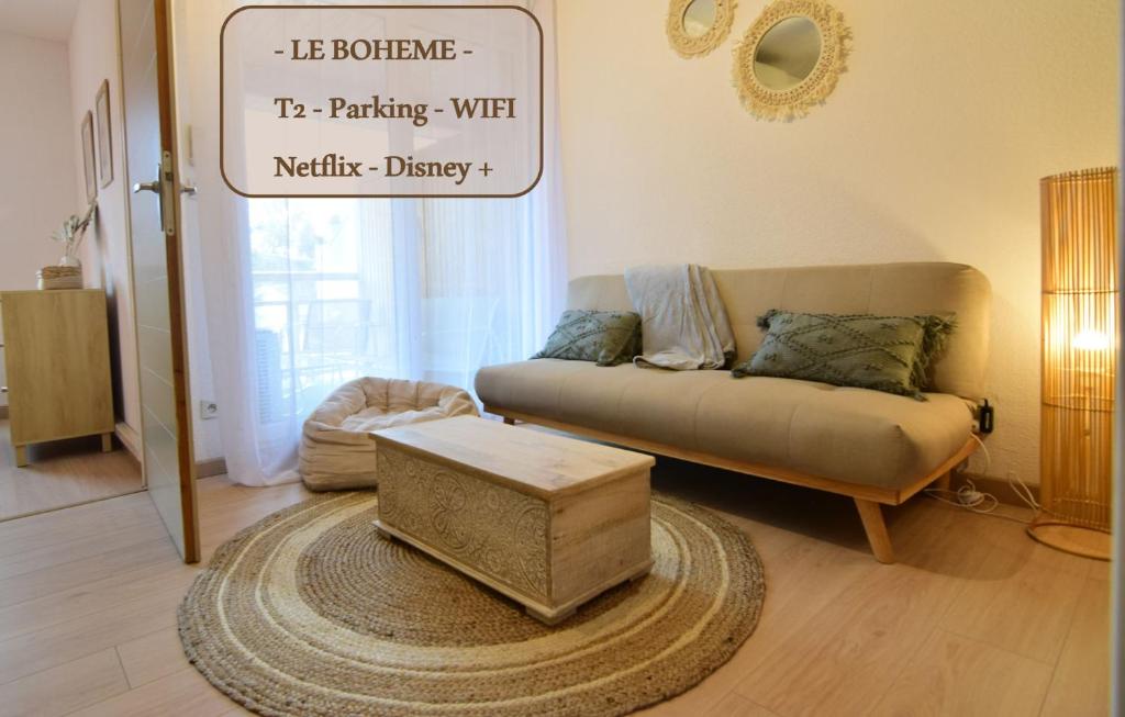 un salon avec un canapé et une table basse dans l'établissement [Le Bohème] T2-Wifi-Calme-Parking, à Lourdes