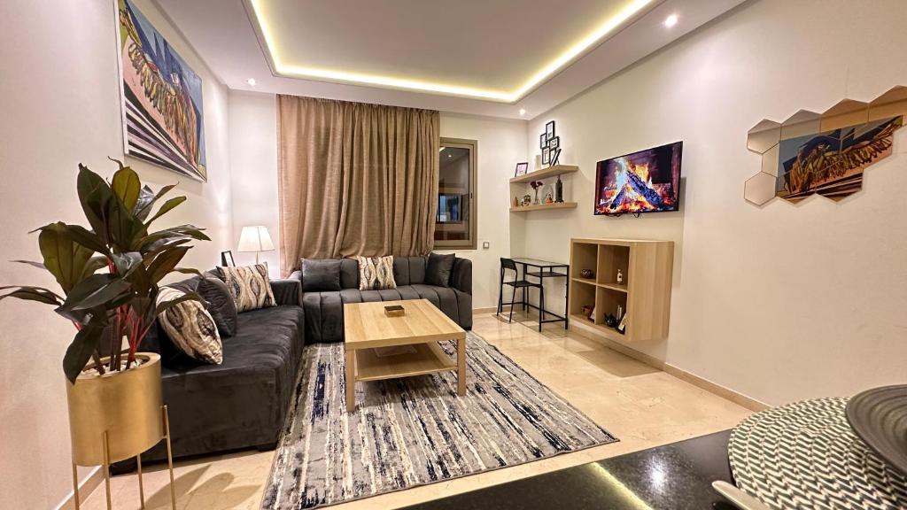 uma sala de estar com um sofá e uma mesa em luxury studio-Haut standing MAARIF em Casablanca