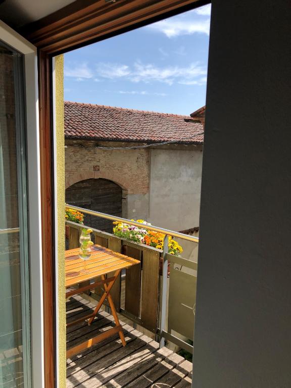 A balcony or terrace at Appartamento incantevole con parcheggio privato