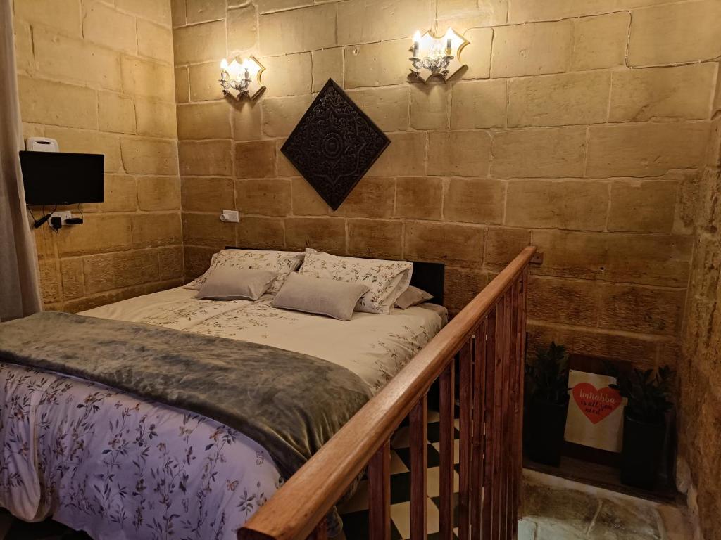 ein Bett auf einem Balkon mit zwei Kissen darauf in der Unterkunft Villa Vittoria in Rabat