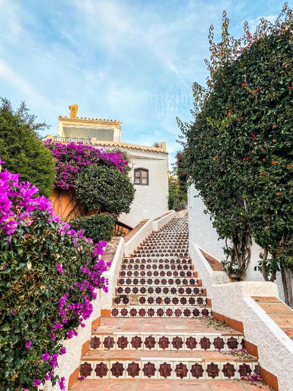 Vonkajšia záhrada v ubytovaní Newly renovated apartment in Nerja with huge pool