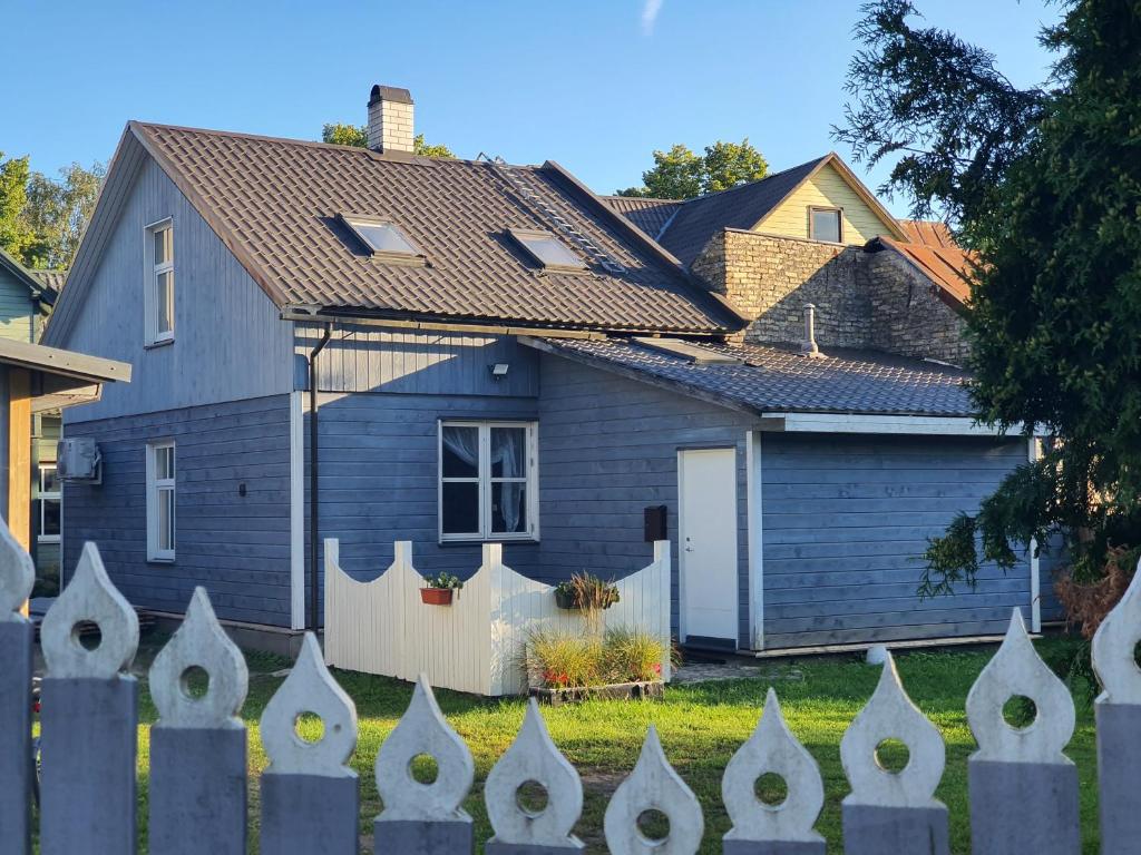 une maison bleue avec une clôture devant elle dans l'établissement Jannseni House, à Pärnu