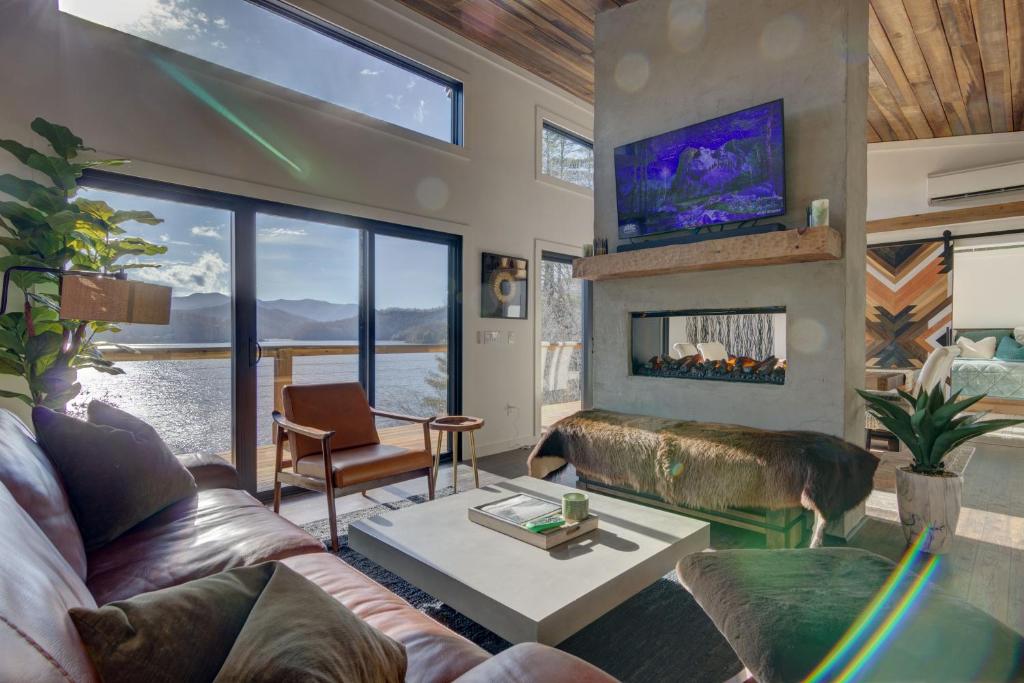 Lake Nantahala Villa with Lookout Deck and Dock!, Topton Updated 2024 Prices