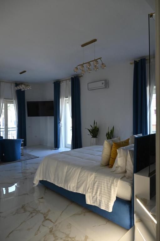 Posteľ alebo postele v izbe v ubytovaní NM Luxury Suites