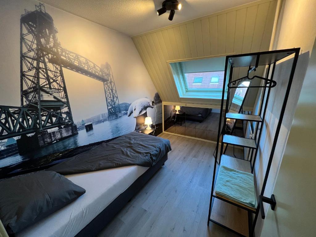 een slaapkamer met een stapelbed en een ladder bij Rotterdam Citytrip House in Rotterdam