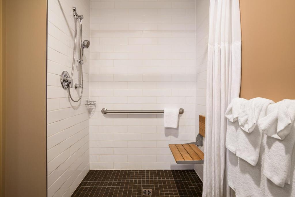 Koupelna v ubytování Microtel Inn & Suites by Wyndham Blackfalds