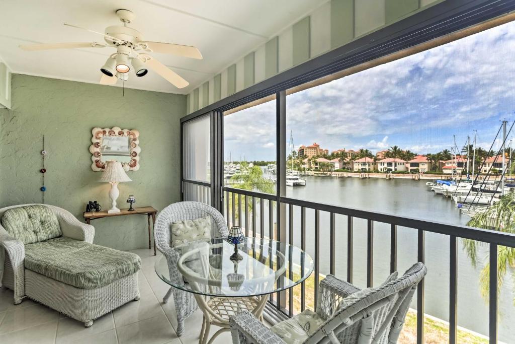 balcón con mesa de cristal y sillas en Waterfront Views and Pool Access Punta Gorda Escape, en Burnt Store Marina