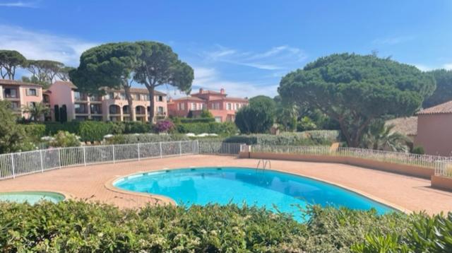 une grande piscine bleue devant une maison dans l'établissement Résidence Thalassa, à Sainte-Maxime