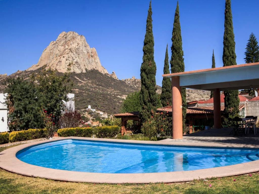 a swimming pool with a mountain in the background at Hotel Quinta Mirador Zacualli in Bernal