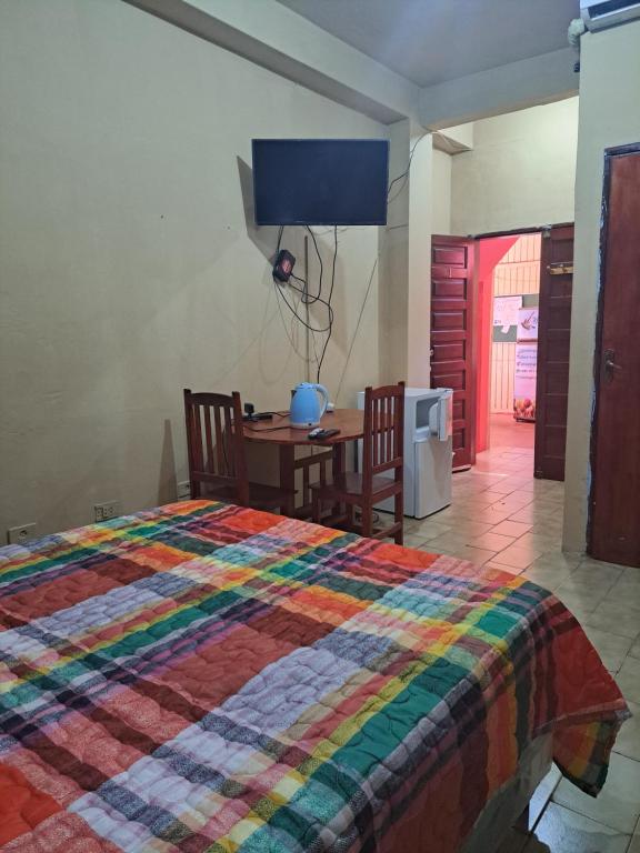 TV a/nebo společenská místnost v ubytování Hummingbird Hostel