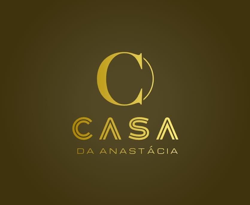 un logotipo de oro con una q y una csa en O Palheiro da Anastácia en Marco de Canavezes