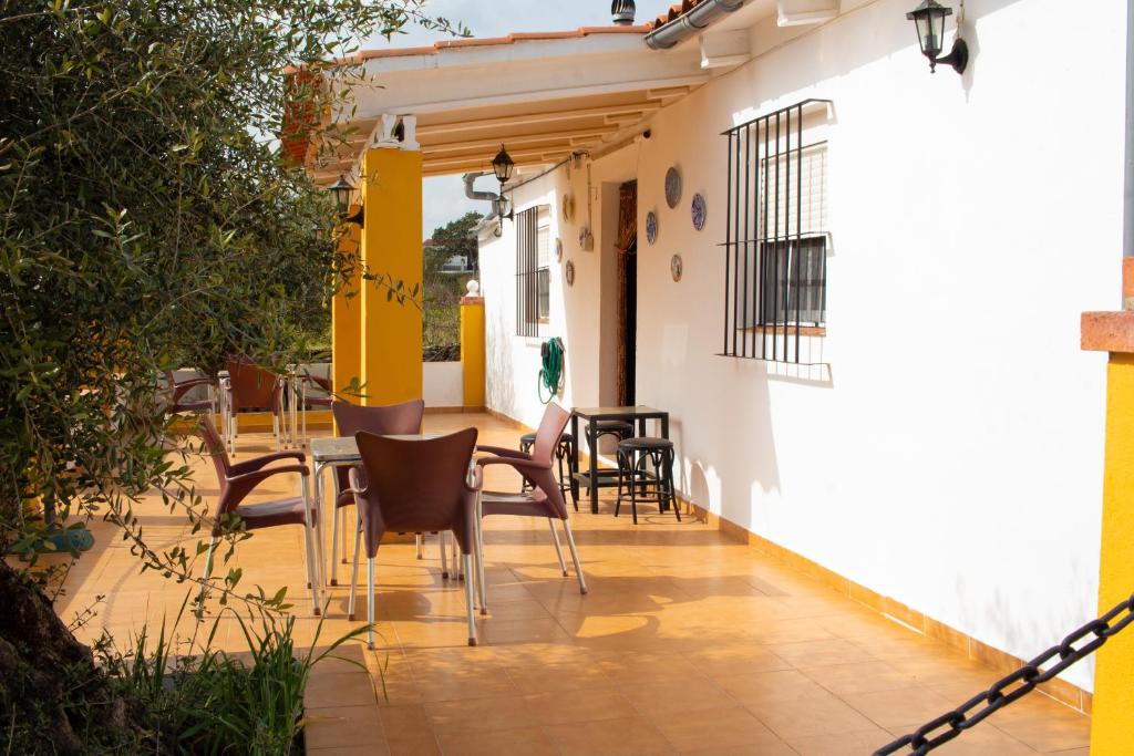 a patio with chairs and a table on a building at Casa Rural Los Naranjo in Jerez de los Caballeros