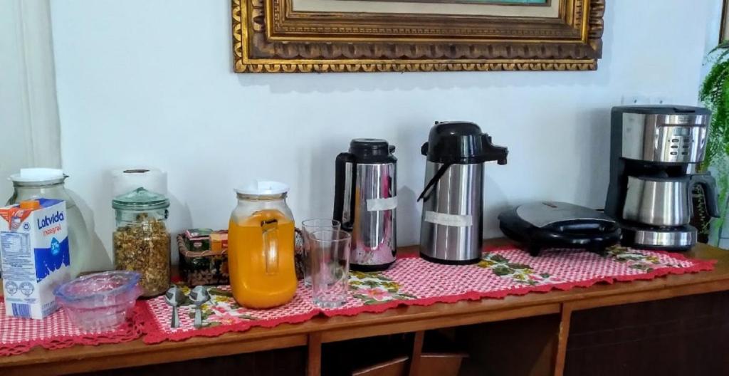 una mesa con cafetera y una cafetera en Casa da vó, en São Gabriel