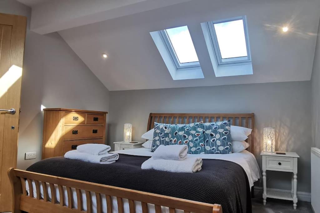 una camera da letto con un letto e due asciugamani di 3 Bedroom Townhouse, Free Parking a York