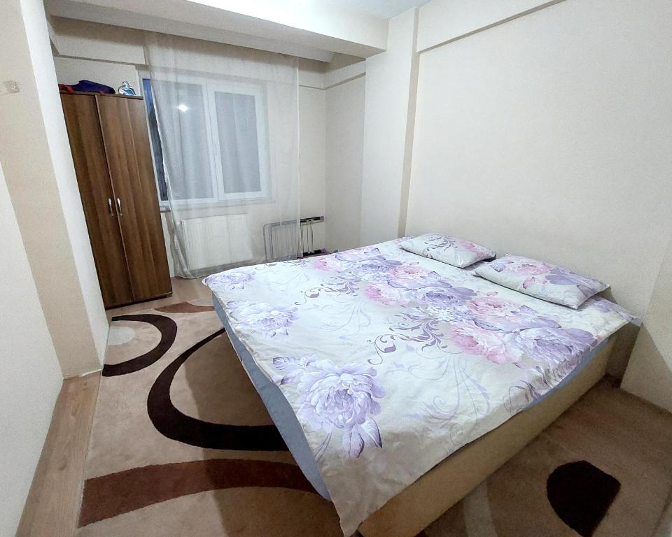 Postel nebo postele na pokoji v ubytování EmSaN Apartment House by Eskisehir
