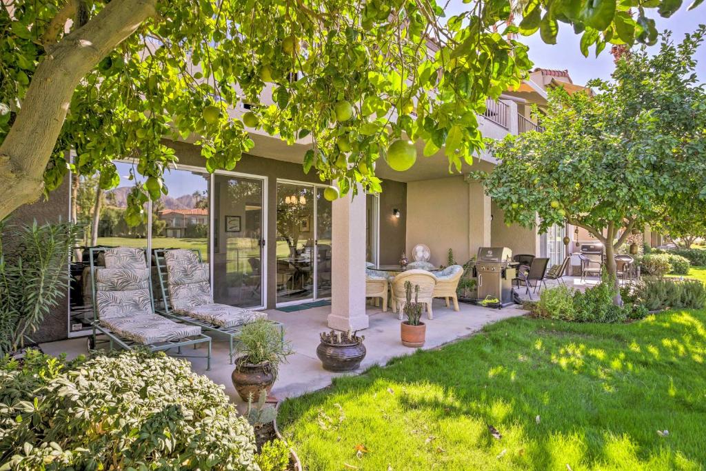 Golf Resort Condo about 6 Mi to Empire Polo Club! في لا كينتا: منزل به شرفة مع كراسي وأشجار